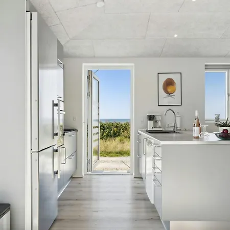 Summer House With Sea View In Feriehus *