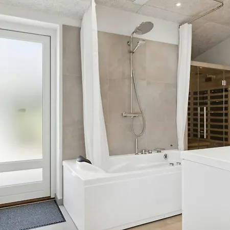 Summer House With Sea View In Hébergement de vacances Assens